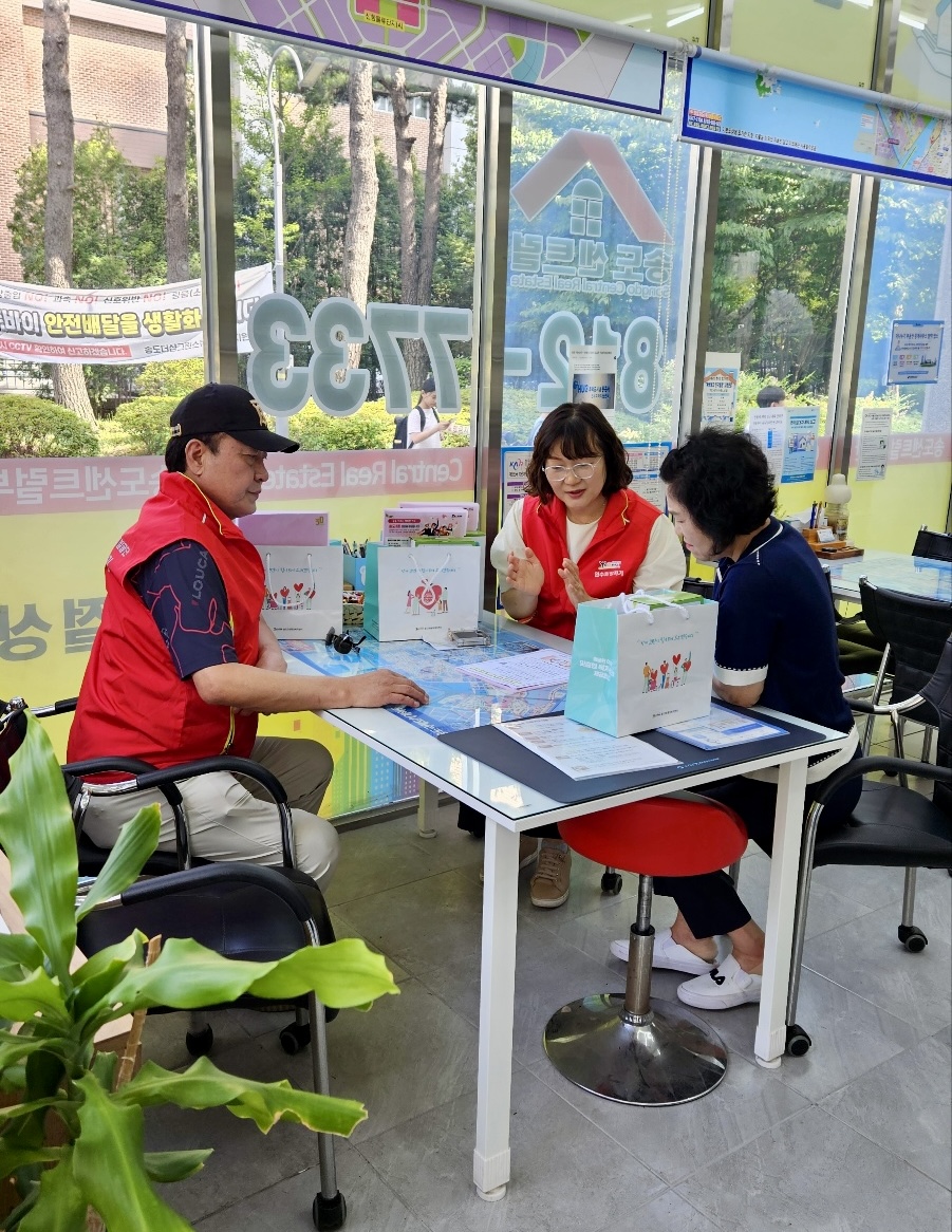 연수구 송도3동 지역사회보장협의체는 지난달 26일 복지 사각지대 발굴을 위한 행동상점으로 더나누기 부동산 중개업소를 지정하고, 복지안내문과 행동상점 표지를 전달했다.